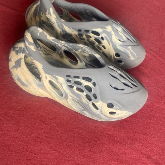 YZY FOAM RUNRS MOON GREY SZ7 - Picture 6 of 6